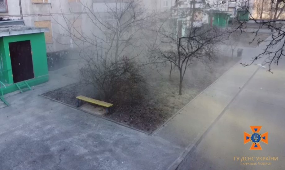 У дворі житлового будинку у Харкові підірвали російський снаряд: відео