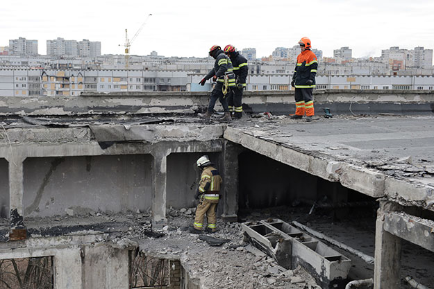Как в Харькове разбирают разрушенные обстрелами дома: фото, видео