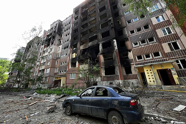 Больше половины многоэтажек в Харькове повреждены обстрелами