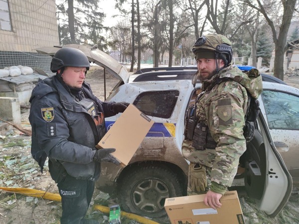 Харьковские полицейские достали из-под завалов сотню ноутбуков (фото)