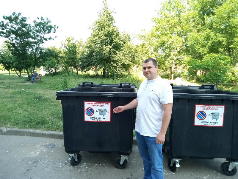 В Харькове меняют контейнеры для мусора (фото)
