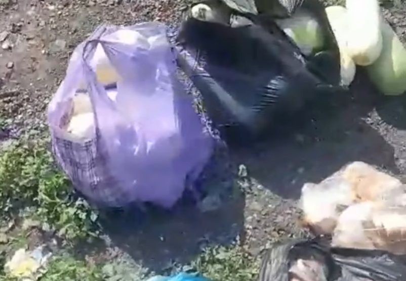 У передмісті Харкова жителі викинули гуманітарку на смітник: відео