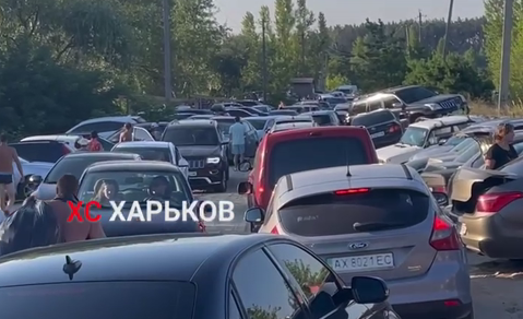 На выезде из Безлюдовки под Харьковом - огромная пробка