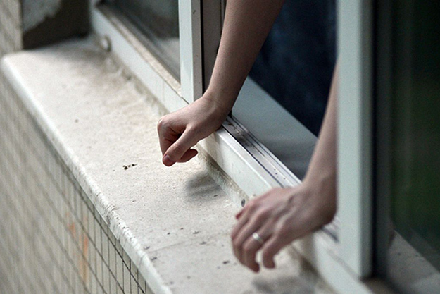 В Харькове женщина хотела прыгнуть из окна: как ее спасли (видео)