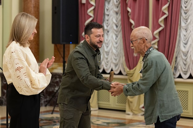 Зеленський нагородив японського волонтера, який відкрив у Харкові безкоштовне кафе