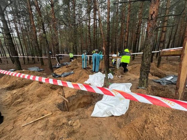 57 тіл із масового поховання в Харківській області за рік не вдалося впізнати