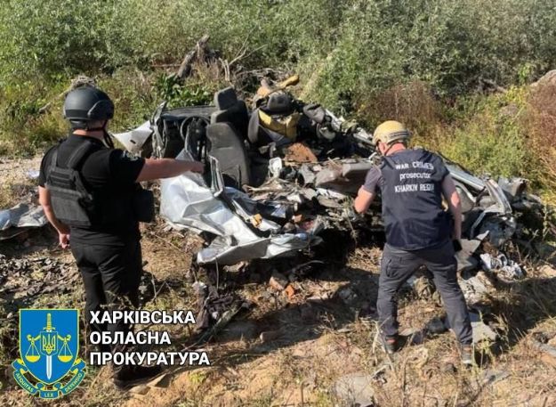 Шесть человек погибли в результате удара по Купянску: снаряд попал в машину (фото)
