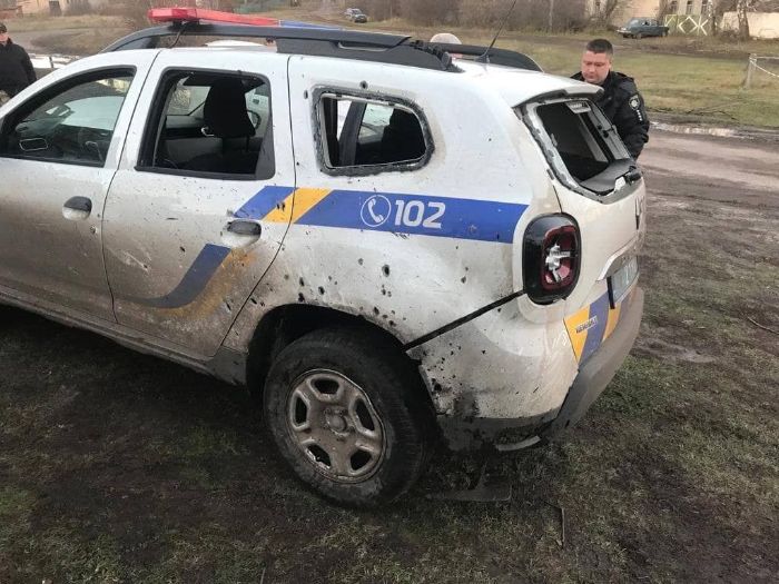 Дрон сбросил гранату: россияне ударили по машине с полицейскими в Харьковской области (фото)