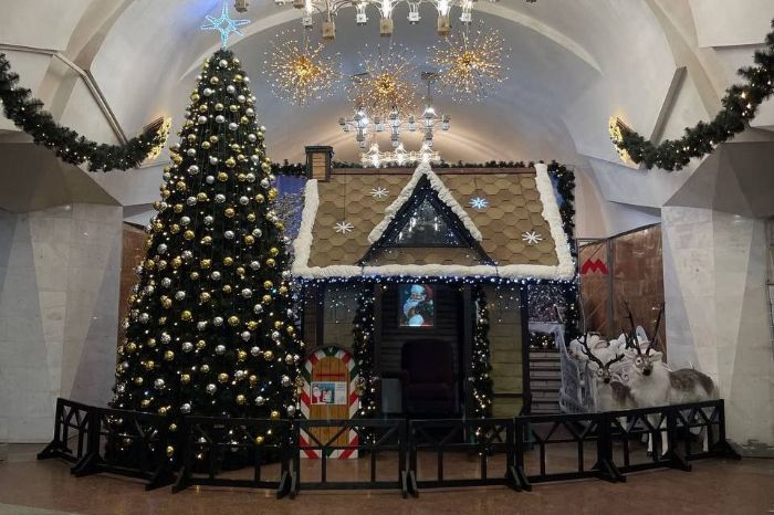 В метро Харькова разбирают новогодние декорации