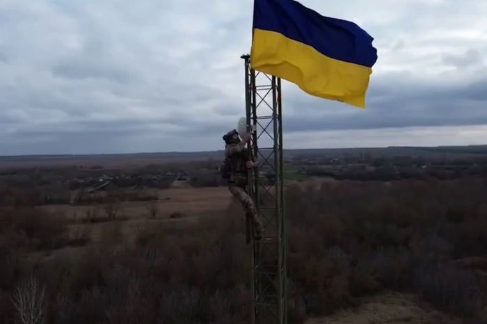 На самой границе с РФ в Харьковской области подняли флаг Украины (видео)