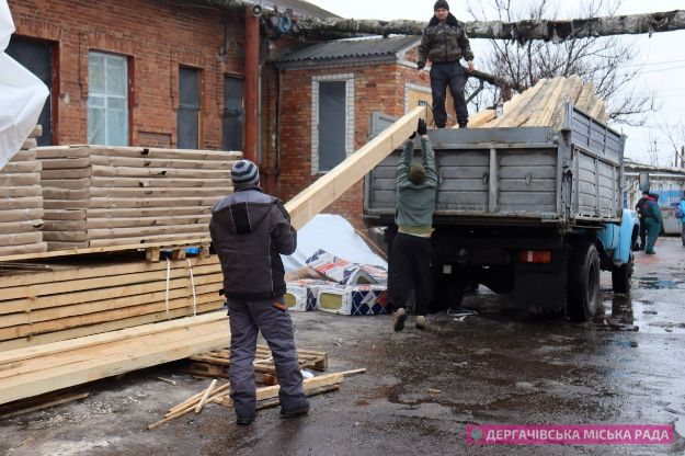 Жителям пригорода Харькова раздали стройматериалы