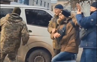 Поймали и затолкали в автобус: ТЦК проводит проверку силового задержания в центре Харькова (видео)