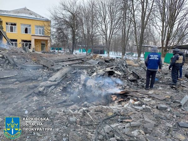 РФ сбросила авиабомбы на пансионат и больницу в Харьковской области (фото)