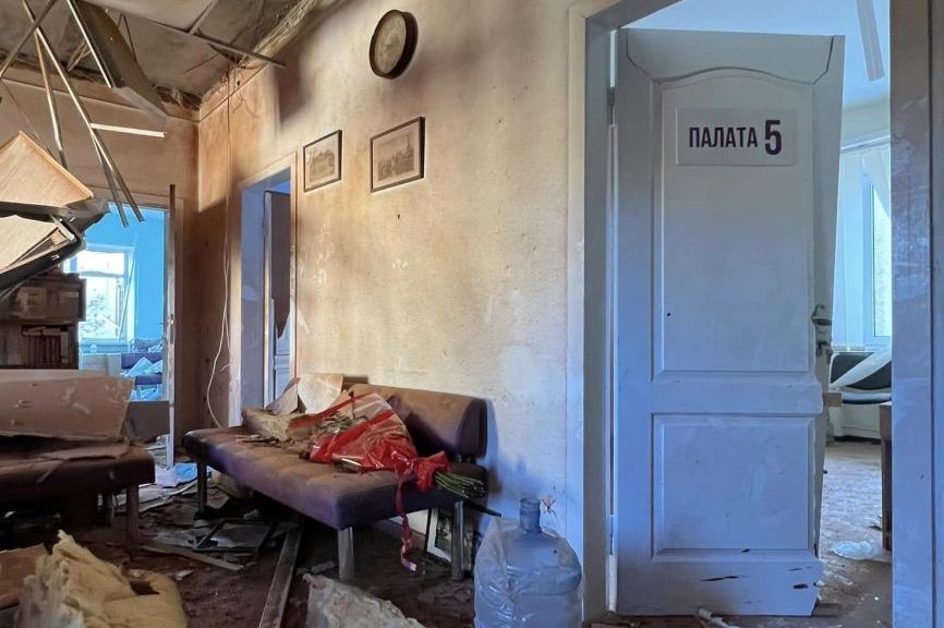 РФ ударила ракетами по медцентру для беременных в Харькове (видео)
