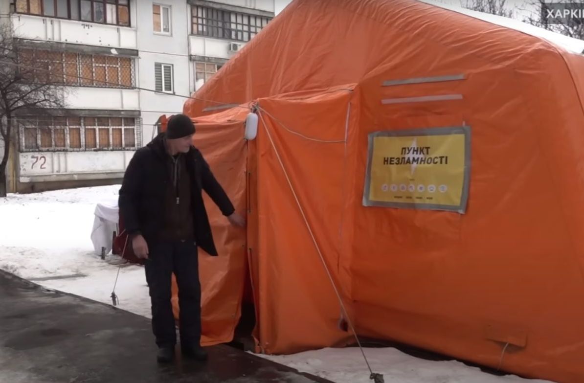 Харьковчанин ночует в "Пункті незламності" и откладывает деньги на ремонт квартиры после обстрела (видео)
