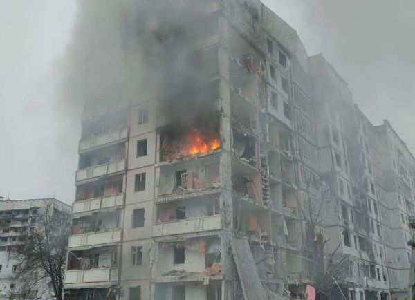 Подъезд жилого дома разрушен в Харькове ракетным ударом (дополнено, видео)