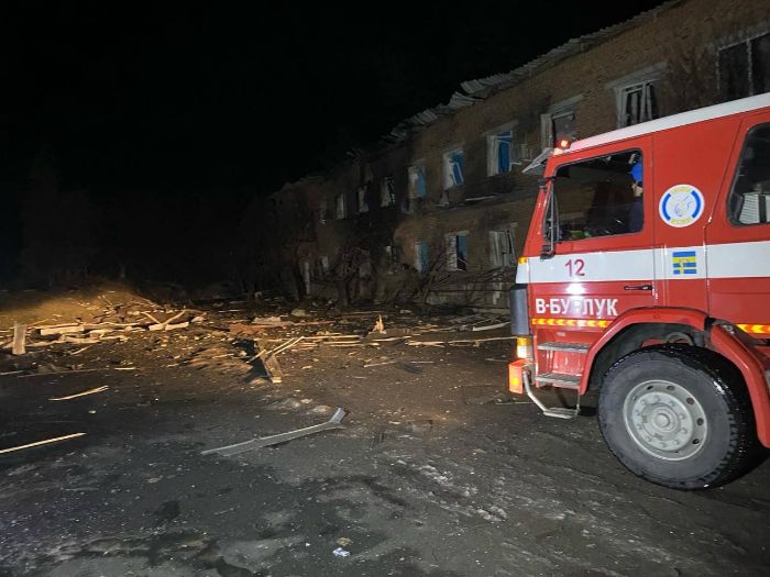 Россияне сбросили авиабомбу на больницу в Харьковской области (фото)