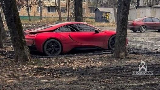 Спорткар BMW за 5,5 миллионов гривен заметили в грязи в Харькове (фото)