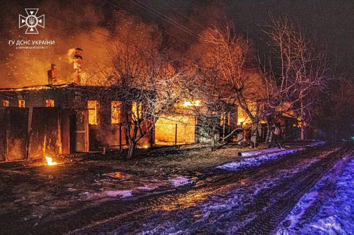 РФ ударила "Шахедами" по Харькову: дотла сгорели 15 домов, погибли 7 человек (фото, видео)