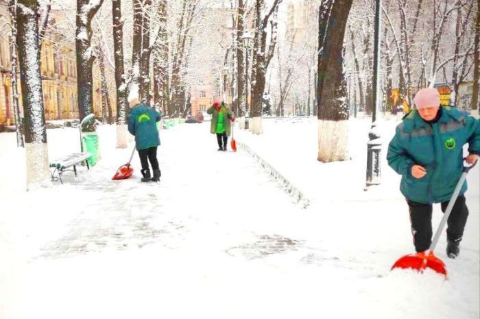 У Харкові випав сніг, у місті чистили вулиці (фото)