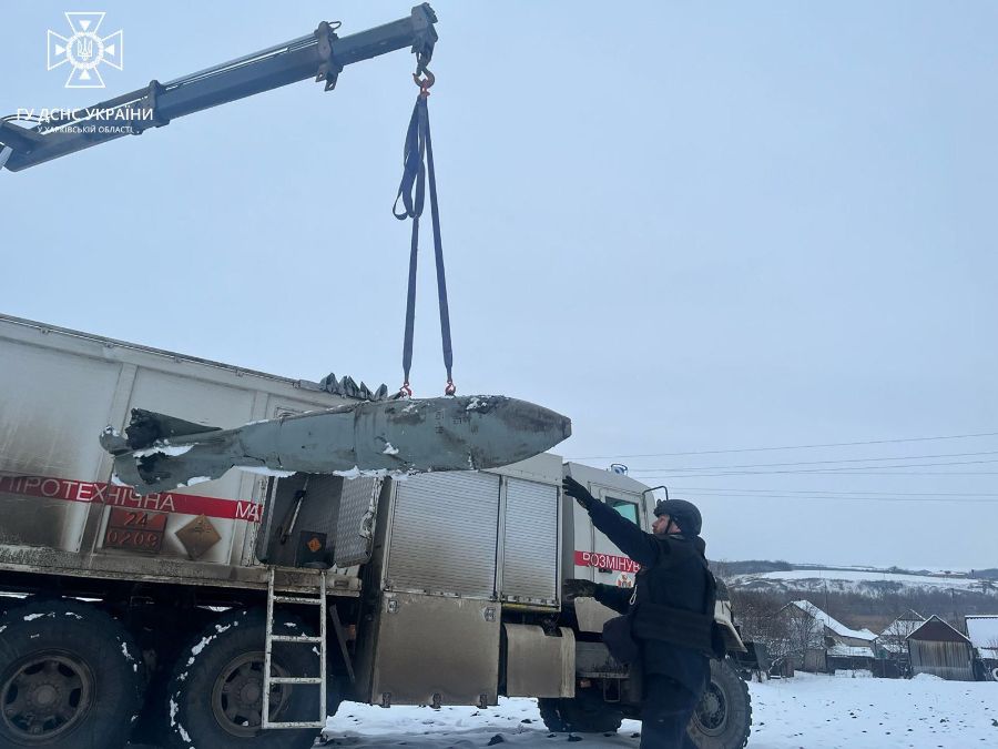 В Харьковской области нашли 2 авиабомбы, которые не разорвались (фото)