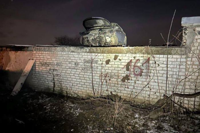 В Харькове после погони машина оказалась на крыше здания