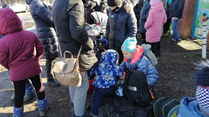 Эвакуированные жители Харьковской области пытаются вернуться домой