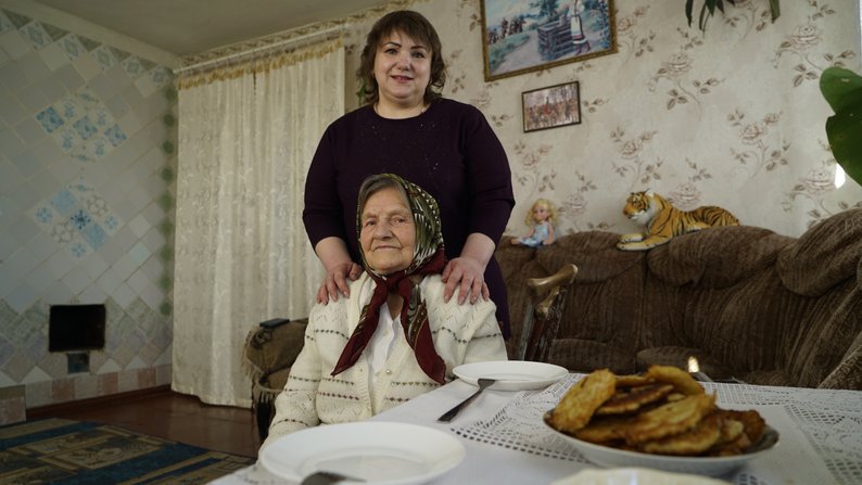 95-летняя волонтерка из Харьковской области готовит деруны для бойцов