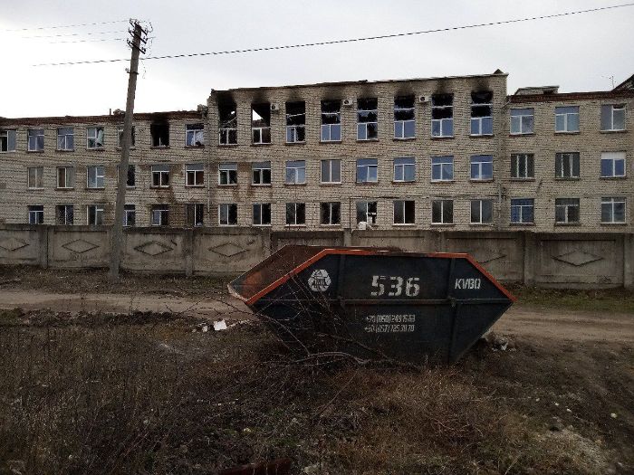 В Харькове убирают мусор после ударов "Шахедов" (фото)