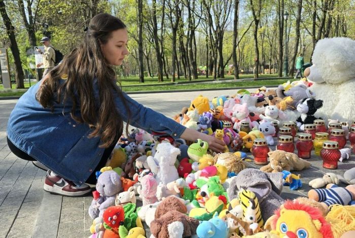 У Харкові знову поклали іграшки до пам'ятника загиблим дітям (фото)