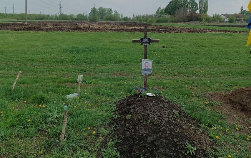 В Харьковской области разбили огород на кладбище (фото)