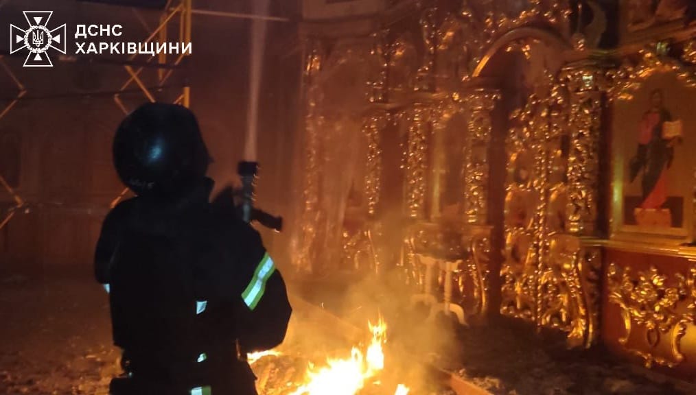 РФ нанесла массированный удар по Волчанску: горела церковь (фото)