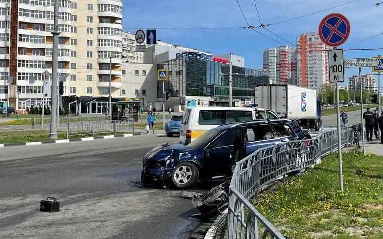 В Харькове легковушка влетела в фуру: пострадали 4 человека, в том числе младенец