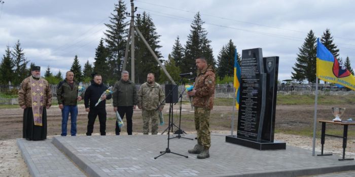 У прифронтовому селищі Харківської області відкрили пам'ятник (фото)
