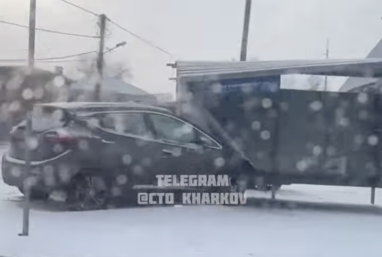 В Харькове машина врезалась в остановку (видео)