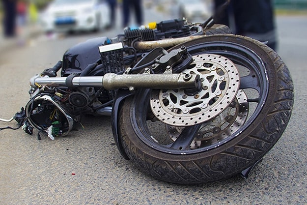 В Харьковской области мотоцикл влетел в дерево: 2 человека погибли