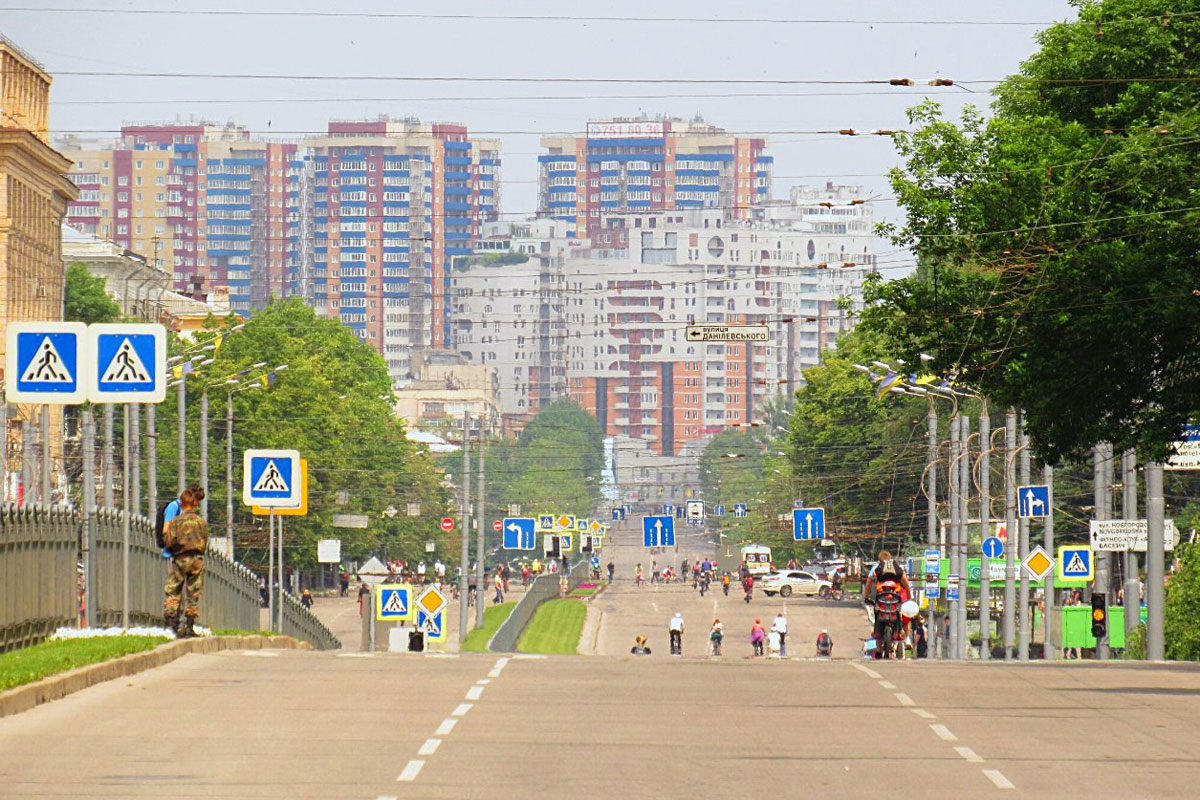 Харьковчане просят запретить парковку на дороге