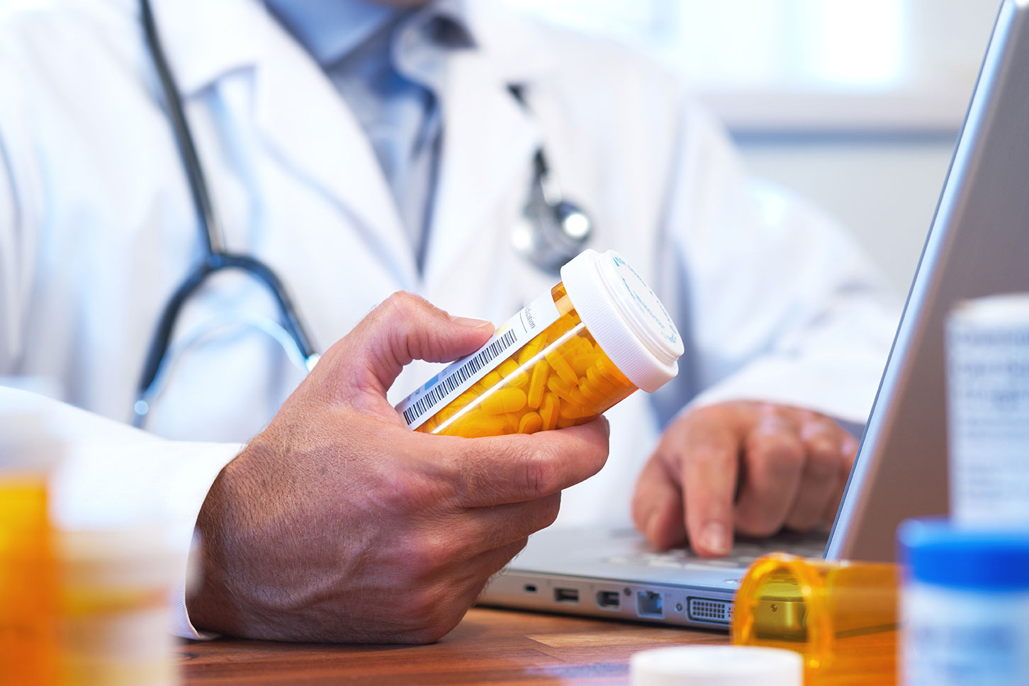 Нехватка препаратов в инфекционке: Кучер обвиняет руководство больницы