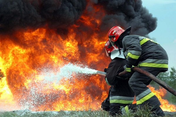 Под Харьковом горит трава, пострадал мужчина