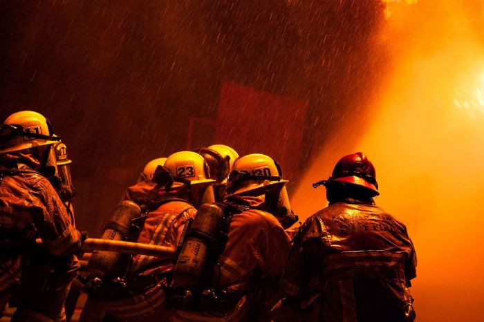 Пожар в Балаклее тушат 250 человек