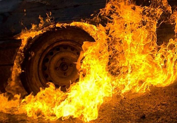 В Харькове посреди дороги сгорела машина (видео)
