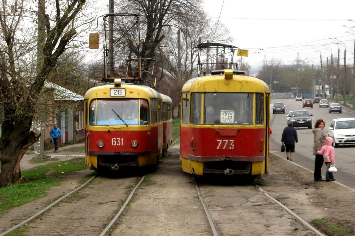 На Героев Сталинграда стояли трамваи