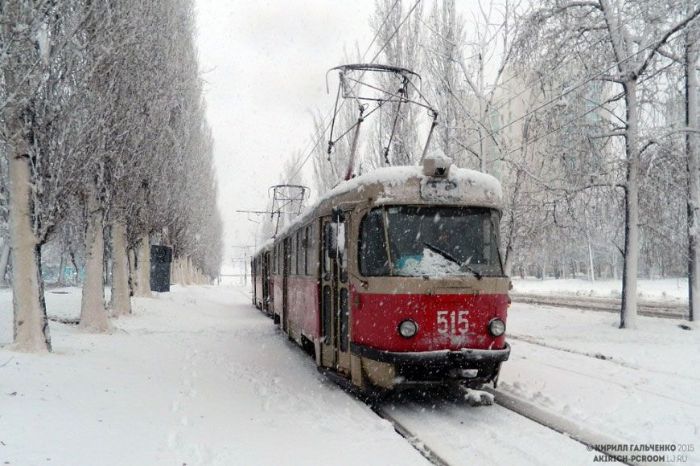 Большой снег: в Харькове пассажиры толкали трамвай (видео)