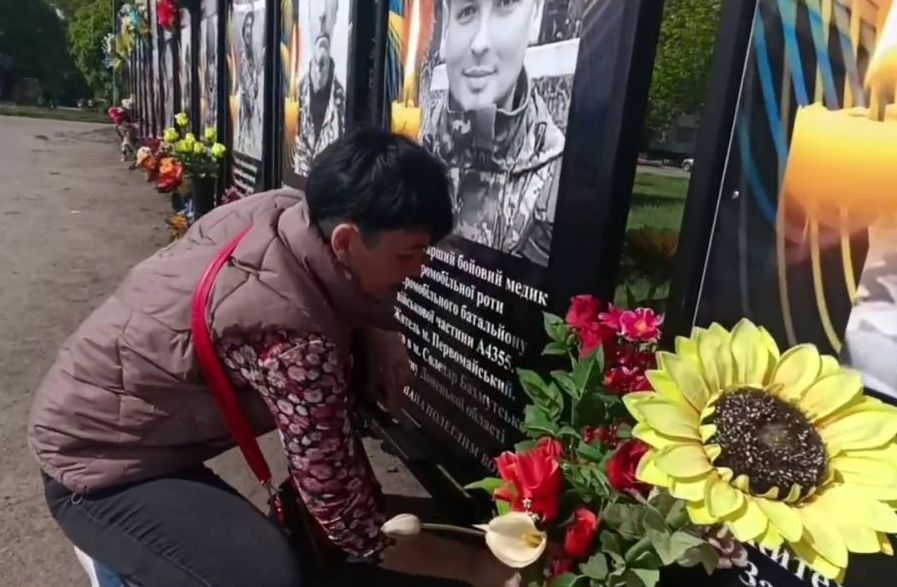 Розы памяти посадили в Харьковской области (видео)
