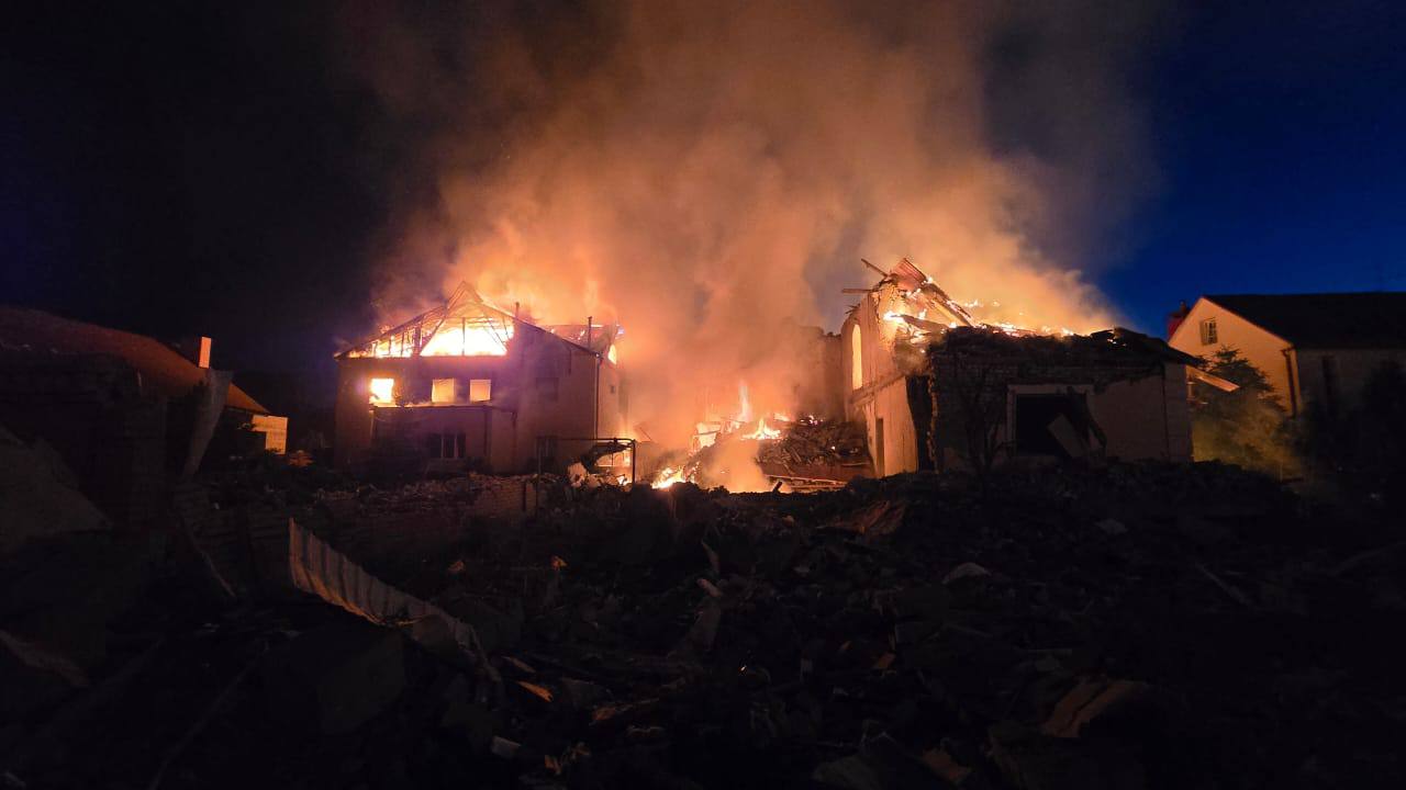 РФ вдарила по приватному сектору в Харкові: будинки - у вогні (фото)