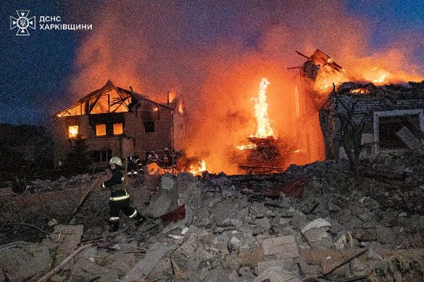 Огромный пожар в Харькове после прилетов: спасатели трижды спускались в укрытие из-за риска повторных ударов (видео, фото)