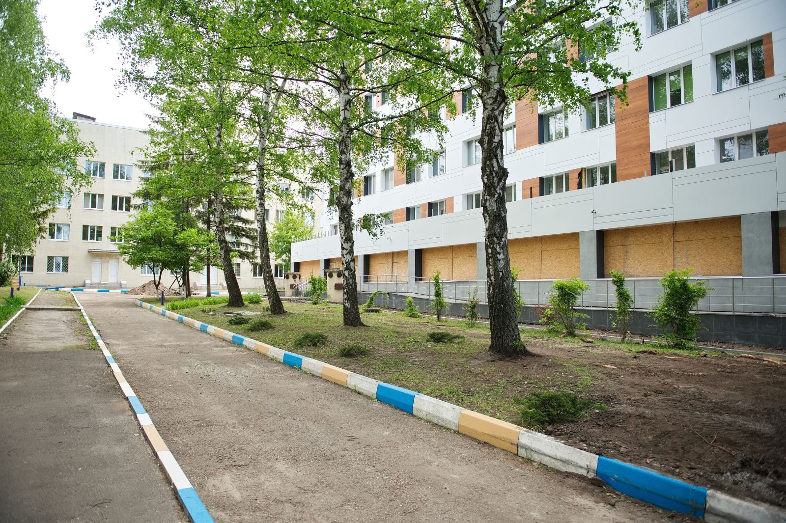 В Харькове ремонтируют больницу, которая 4 раза попадала под обстрелы