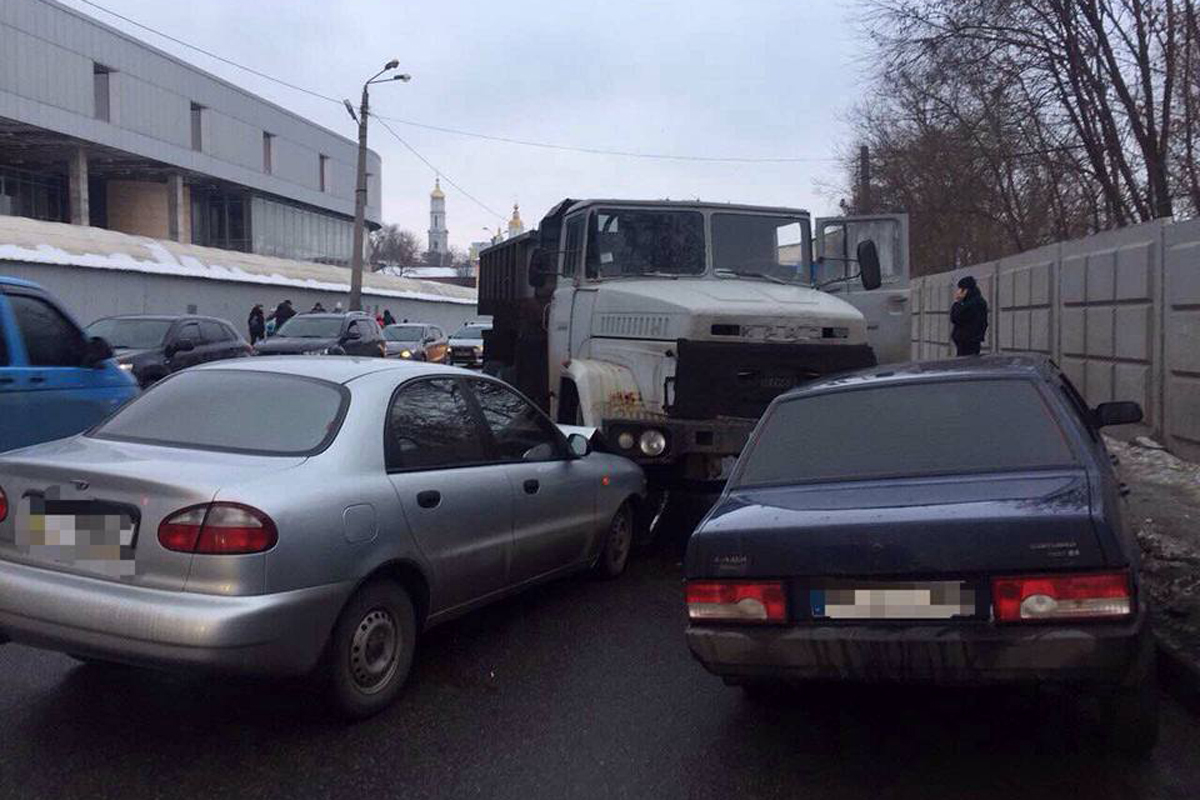 На Клочковской КрАЗ вылетел на встречку (фото)