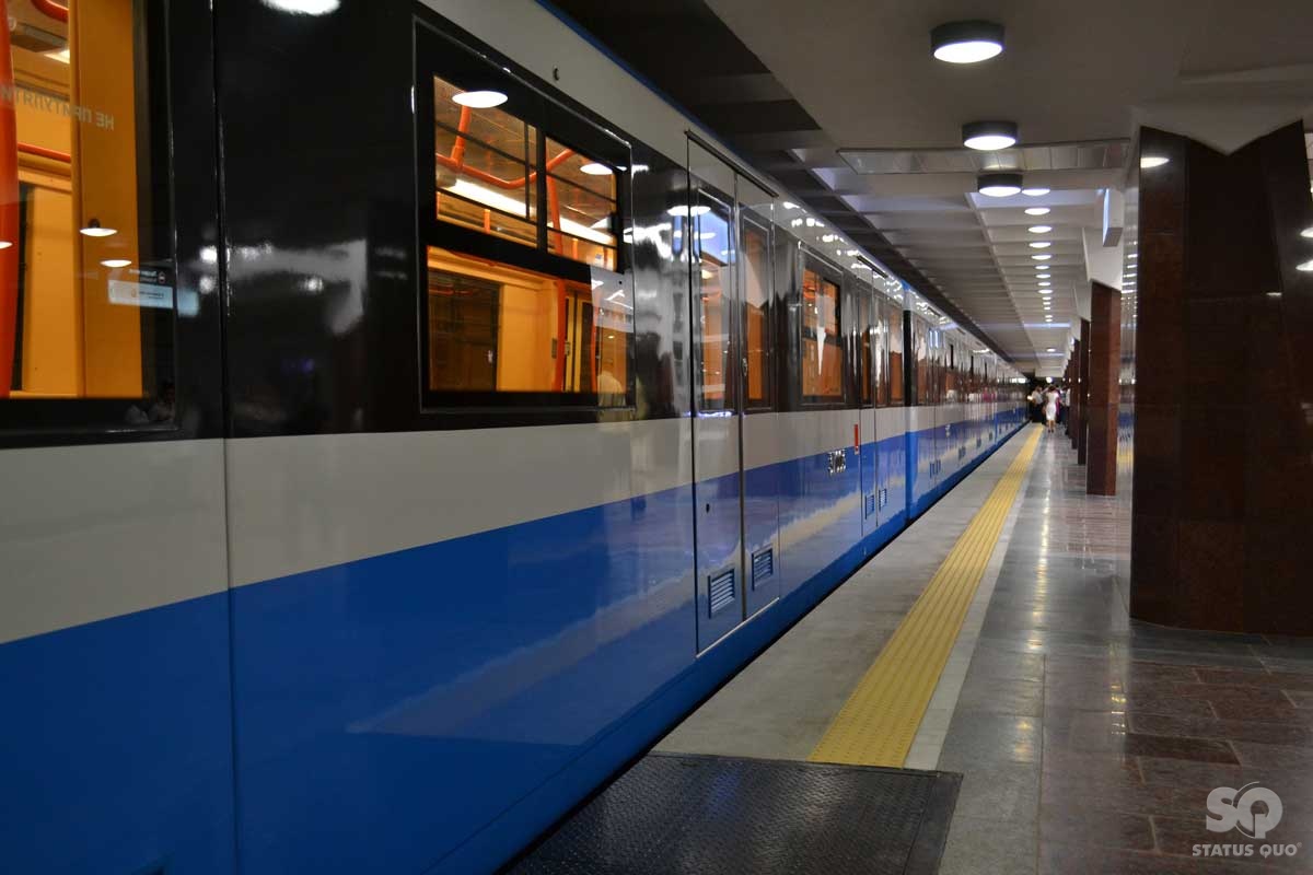 Появилось видео того, как женщина прыгает под поезд метро