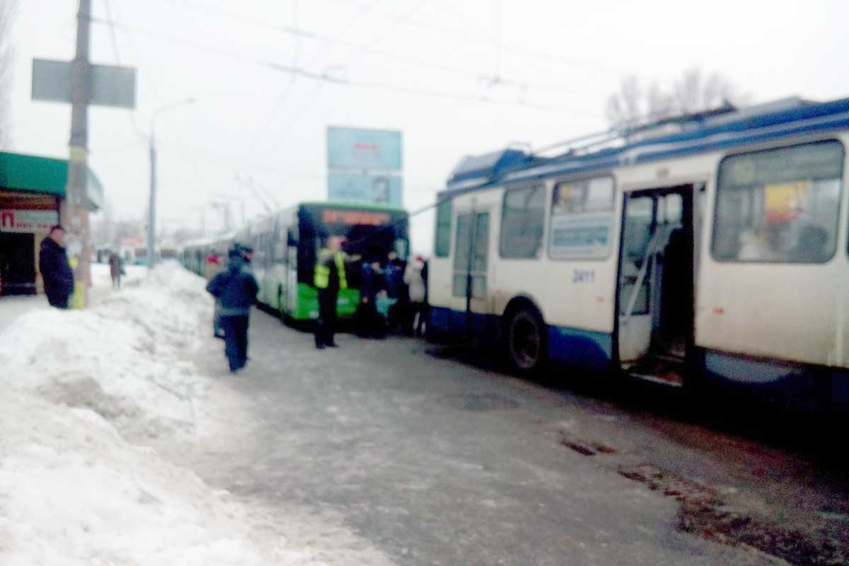 На Салтовке стояли троллейбусы